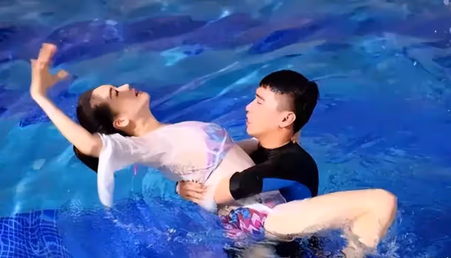 「風流成性」的左小青:緋聞不斷,如今仍靠身材吸睛