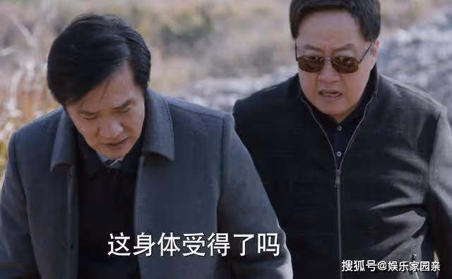 《江河日上》幹事必擺拍,朱天才的張揚,把形式化官場演活了