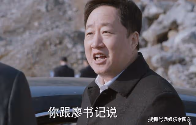 《江河日上》幹事必擺拍,朱天才的張揚,把形式化官場演活了