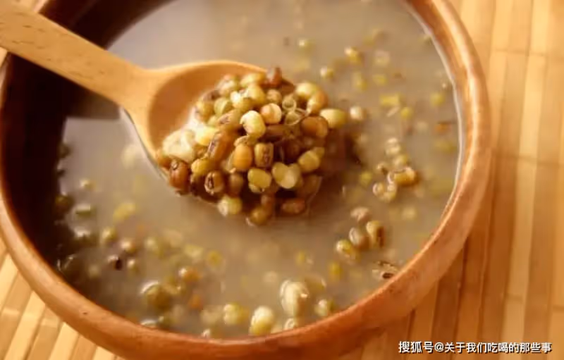 煮綠豆湯,不要直接下鍋煮,教你1招,5分鐘開花,軟爛起沙不發紅
