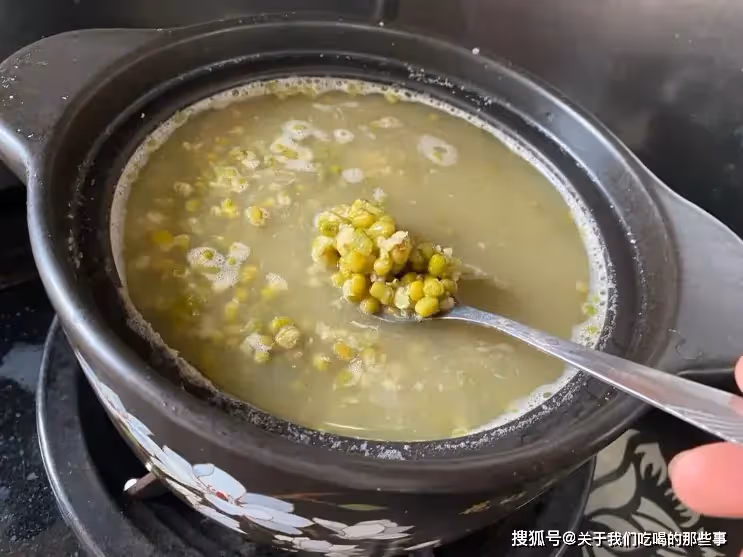 煮綠豆湯,不要直接下鍋煮,教你1招,5分鐘開花,軟爛起沙不發紅