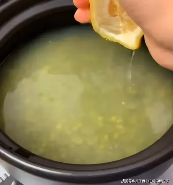 煮綠豆湯,不要直接下鍋煮,教你1招,5分鐘開花,軟爛起沙不發紅