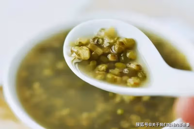 煮綠豆湯,不要直接下鍋煮,教你1招,5分鐘開花,軟爛起沙不發紅