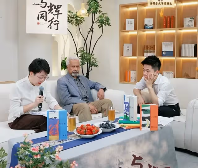 賈玲問董宇輝:古爾納專場英語翻譯多少錢一天?董宇輝回復超搞笑