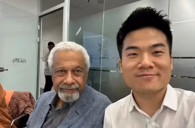 賈玲問董宇輝:古爾納專場英語翻譯多少錢一天?董宇輝回復超搞笑