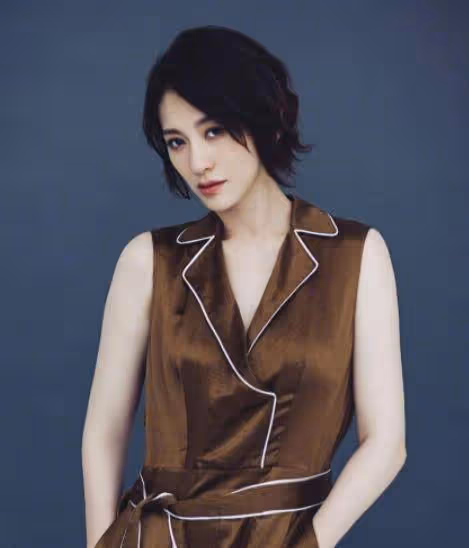 「凍齡」美女李小冉,再次為內衣代言,盡顯火辣身材