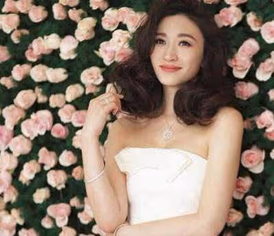 「凍齡」美女李小冉,再次為內衣代言,盡顯火辣身材