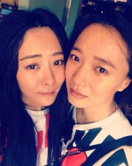 妹妹是當紅演員,姐姐是春晚姐,可很少有人知道兩人是親姐妹