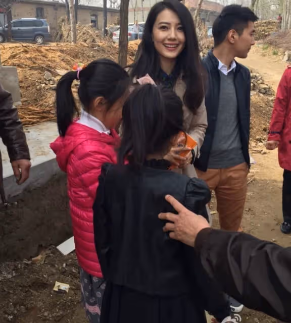 高圓圓返台為婆婆祝壽,主動摟趙又廷脖子索吻,Rhea扎可愛雙馬尾