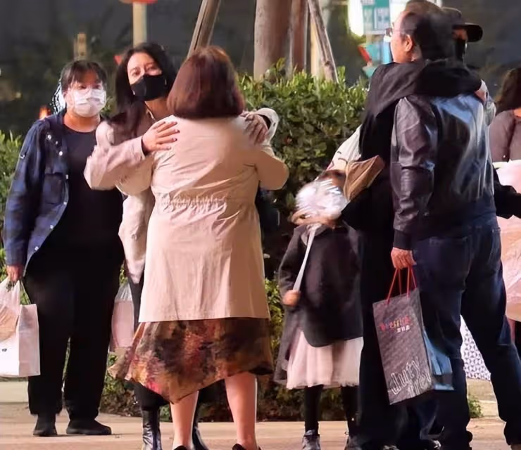 高圓圓返台為婆婆祝壽,主動摟趙又廷脖子索吻,Rhea扎可愛雙馬尾