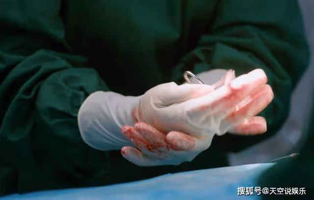《江河日上》手抖還敢做手術?肖雪隱瞞病情,違背了醫者道德