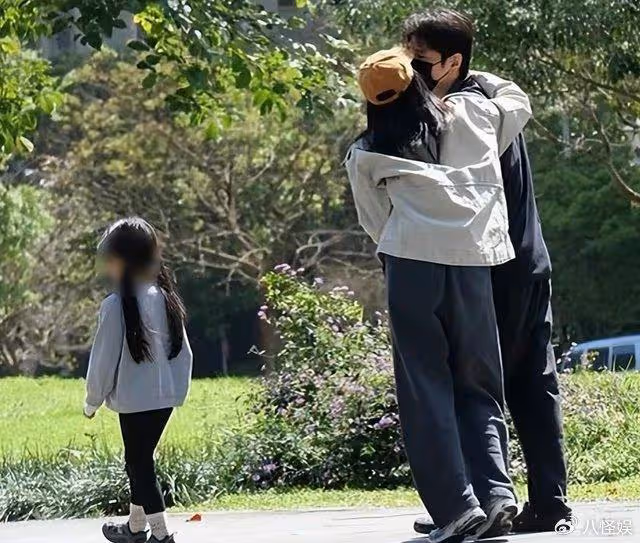 趙又廷攜妻女與父母聚餐,高圓圓與婆婆親昵擁抱,婆婆優雅又貴氣