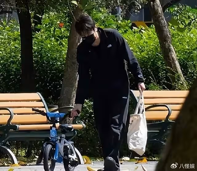 趙又廷攜妻女與父母聚餐,高圓圓與婆婆親昵擁抱,婆婆優雅又貴氣