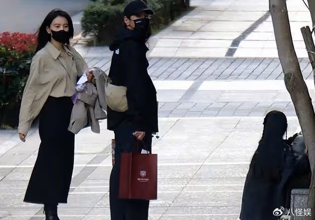 趙又廷攜妻女與父母聚餐,高圓圓與婆婆親昵擁抱,婆婆優雅又貴氣