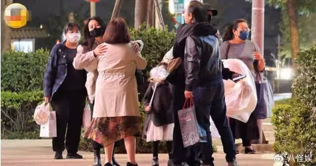 趙又廷攜妻女與父母聚餐,高圓圓與婆婆親昵擁抱,婆婆優雅又貴氣