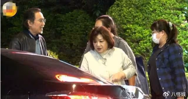 趙又廷攜妻女與父母聚餐,高圓圓與婆婆親昵擁抱,婆婆優雅又貴氣