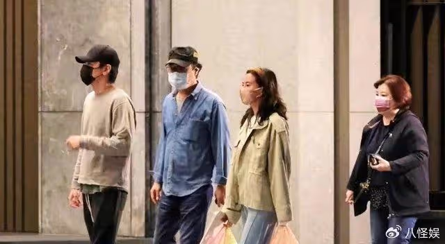 趙又廷攜妻女與父母聚餐,高圓圓與婆婆親昵擁抱,婆婆優雅又貴氣