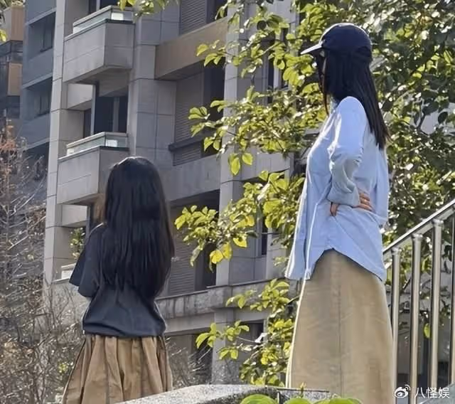 趙又廷攜妻女與父母聚餐,高圓圓與婆婆親昵擁抱,婆婆優雅又貴氣