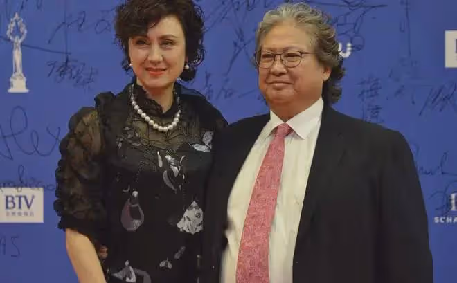74歲洪金寶坐輪椅出行!碰見乞丐直接施捨500,細節彰顯愛心!
