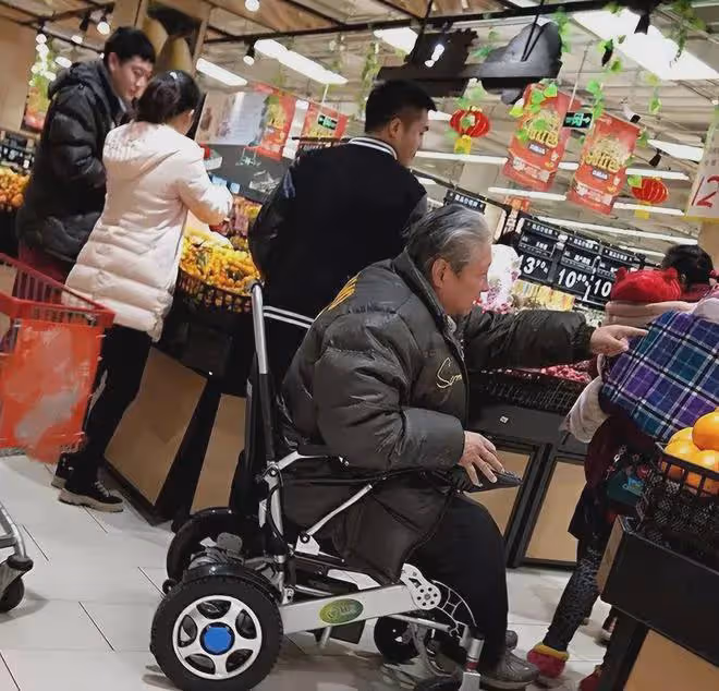 74歲洪金寶坐輪椅出行!碰見乞丐直接施捨500,細節彰顯愛心!