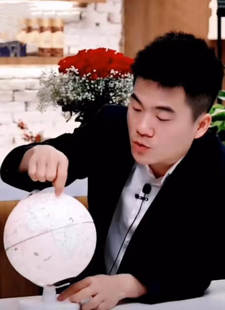董宇輝字體火爆熱搜:字如其人,字寫得歪歪扭扭,人長得歪瓜裂棗