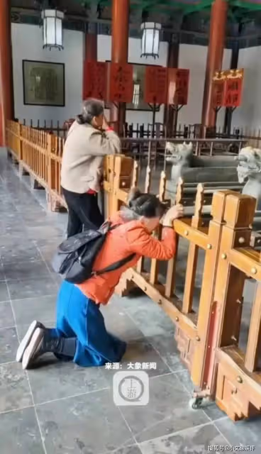 越鬧越大!女子跪開封府痛哭身份曝光,景區太敷衍?評論區炸鍋了