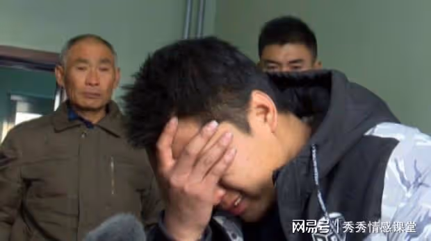 我媽去世,我爸讓我出2萬安葬費,返程時接到銀行簡訊,我哭了