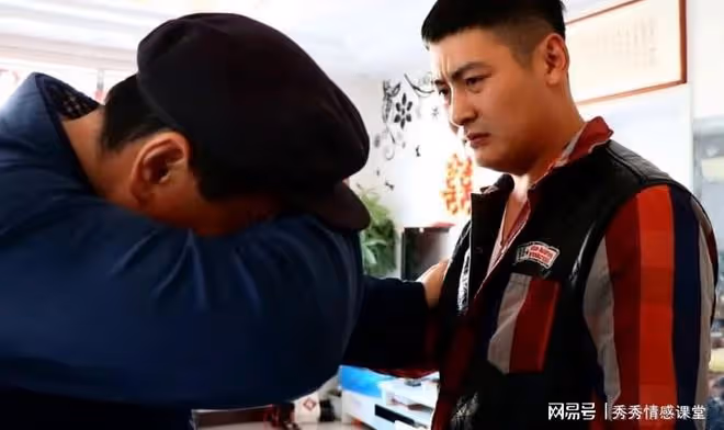 我媽去世,我爸讓我出2萬安葬費,返程時接到銀行簡訊,我哭了