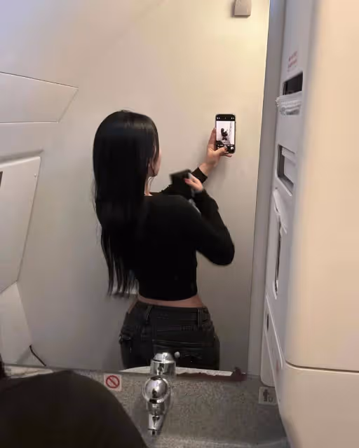 飛機廁所里的健身風采:小姐姐自拍展現極致翹臀與小蠻腰,美不勝收!