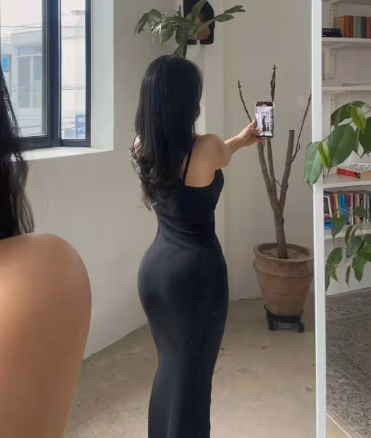 飛機廁所里的健身風采:小姐姐自拍展現極致翹臀與小蠻腰,美不勝收!