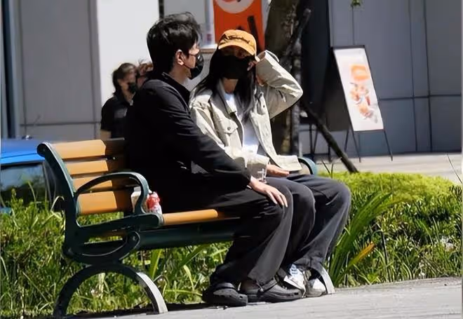 高圓圓和趙又廷帶女兒遊玩:夫妻摟肩親吻超恩愛,陪女兒盪鞦韆