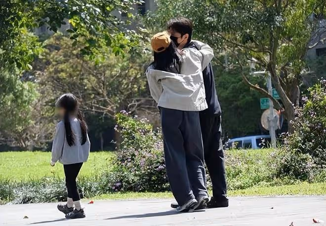 高圓圓和趙又廷帶女兒遊玩:夫妻摟肩親吻超恩愛,陪女兒盪鞦韆