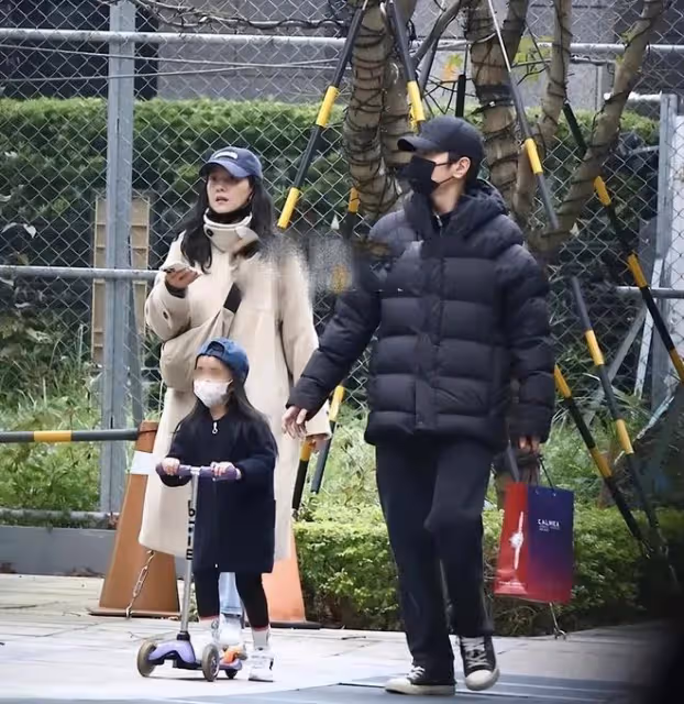 高圓圓和趙又廷帶女兒遊玩:夫妻摟肩親吻超恩愛,陪女兒盪鞦韆
