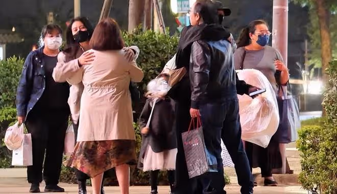 高圓圓和趙又廷帶女兒遊玩:夫妻摟肩親吻超恩愛,陪女兒盪鞦韆