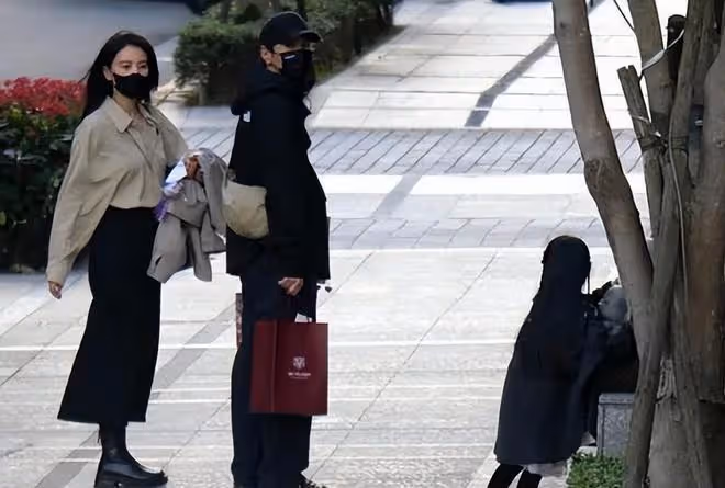 高圓圓和趙又廷帶女兒遊玩:夫妻摟肩親吻超恩愛,陪女兒盪鞦韆