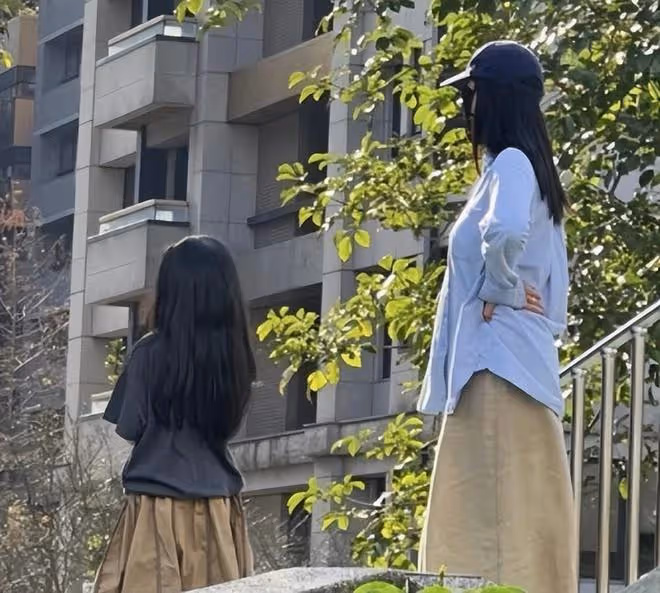 高圓圓和趙又廷帶女兒遊玩:夫妻摟肩親吻超恩愛,陪女兒盪鞦韆