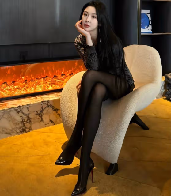 身高177厘米的大學老師成焦點,絕美小蠻腰大長腿讓人讚嘆,甜美與御姐並存!