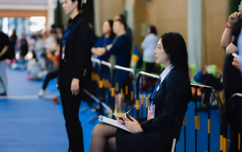 身高177厘米的大學老師成焦點,絕美小蠻腰大長腿讓人讚嘆,甜美與御姐並存!