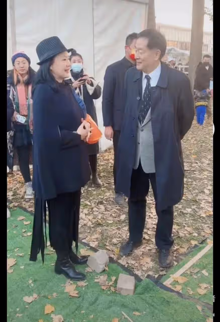 詠梅自然的狀態比裝嫩的強多了,容貌身材都並不出眾,但氣質舒服