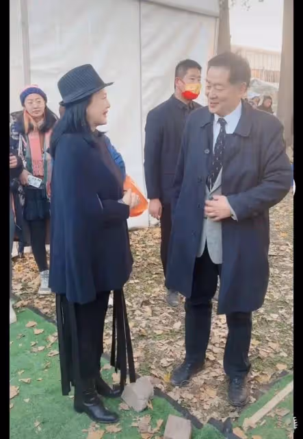詠梅自然的狀態比裝嫩的強多了,容貌身材都並不出眾,但氣質舒服