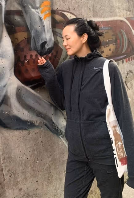 詠梅自然的狀態比裝嫩的強多了,容貌身材都並不出眾,但氣質舒服