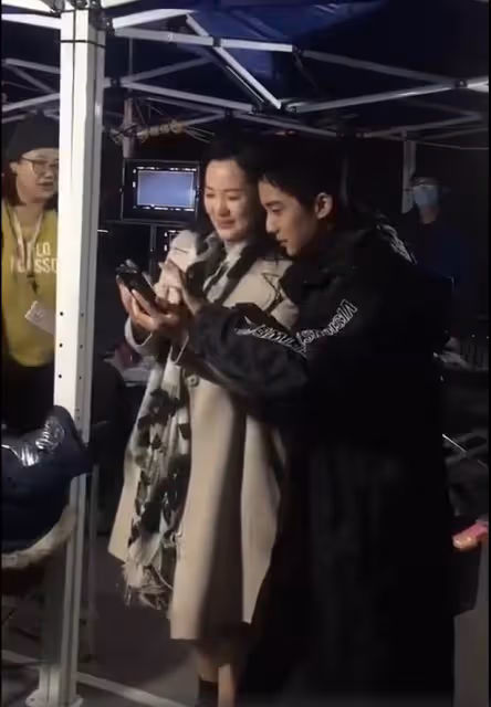 詠梅自然的狀態比裝嫩的強多了,容貌身材都並不出眾,但氣質舒服