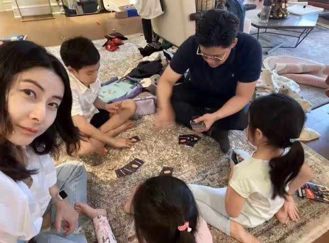 郭晶晶在豪宅為丈夫慶生!一家五口玩牌吃蛋糕,普通的不像富人!