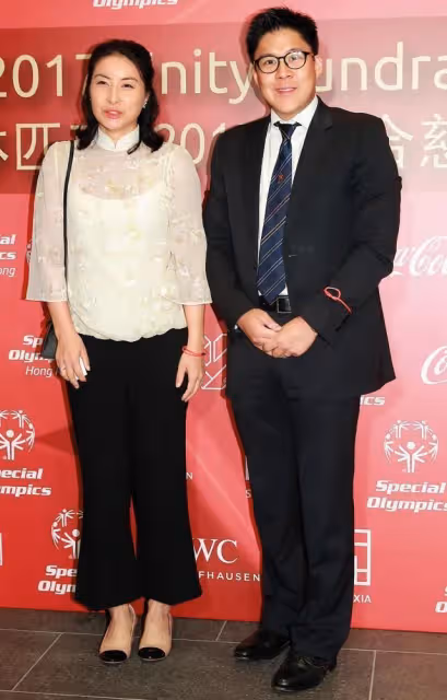 郭晶晶在豪宅為丈夫慶生!一家五口玩牌吃蛋糕,普通的不像富人!