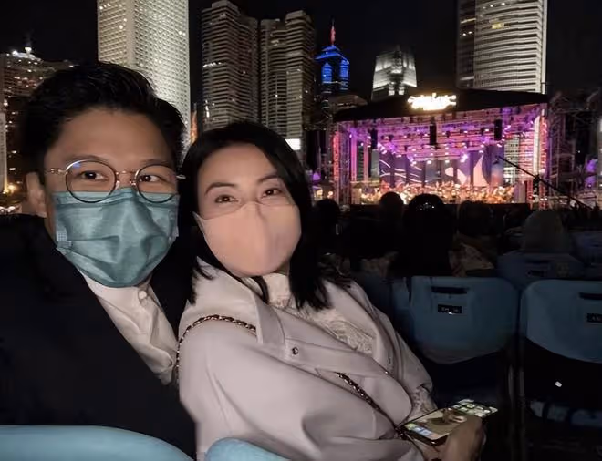 郭晶晶在豪宅為丈夫慶生!一家五口玩牌吃蛋糕,普通的不像富人!