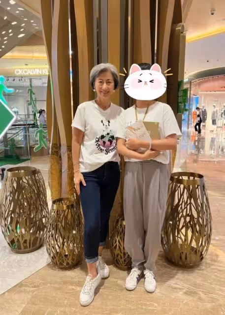 葉倩文滿頭白髮出鏡,素顏自然從容老去氣質很優雅,但衰老也真!