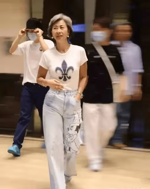 葉倩文滿頭白髮出鏡,素顏自然從容老去氣質很優雅,但衰老也真!