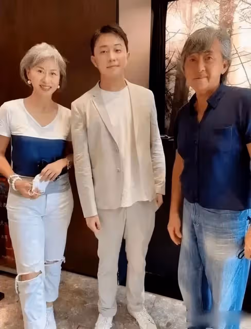 葉倩文滿頭白髮出鏡,素顏自然從容老去氣質很優雅,但衰老也真!