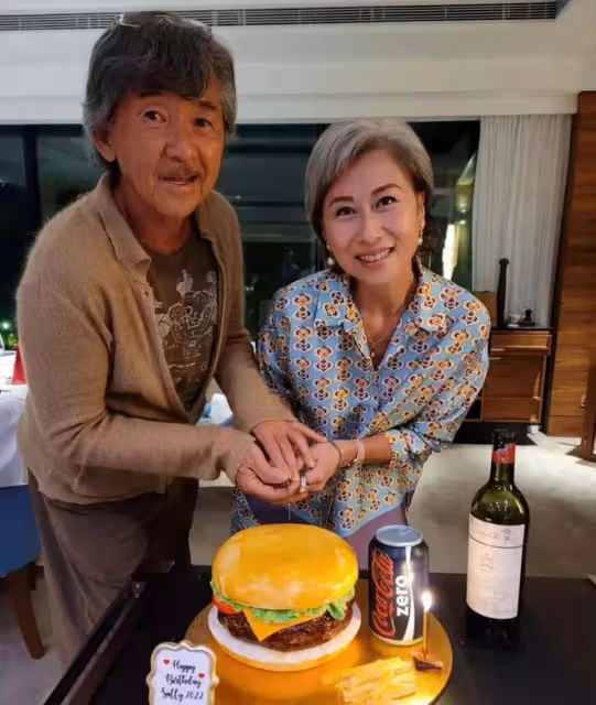 葉倩文滿頭白髮出鏡,素顏自然從容老去氣質很優雅,但衰老也真!