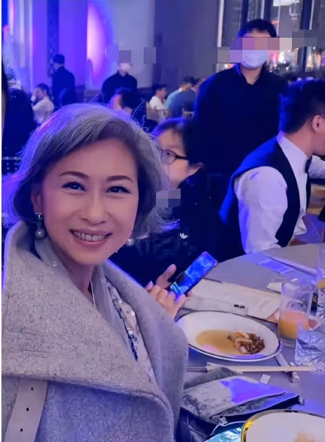 葉倩文滿頭白髮出鏡,素顏自然從容老去氣質很優雅,但衰老也真!